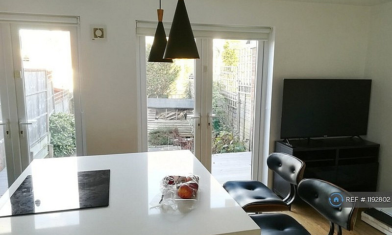 1 Bedroom In Strathm...