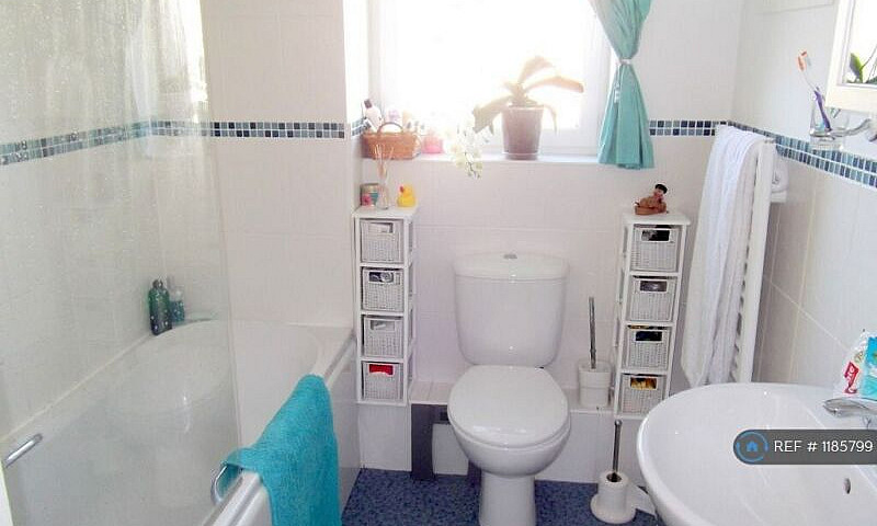 2 Bedroom Flat In Bu...