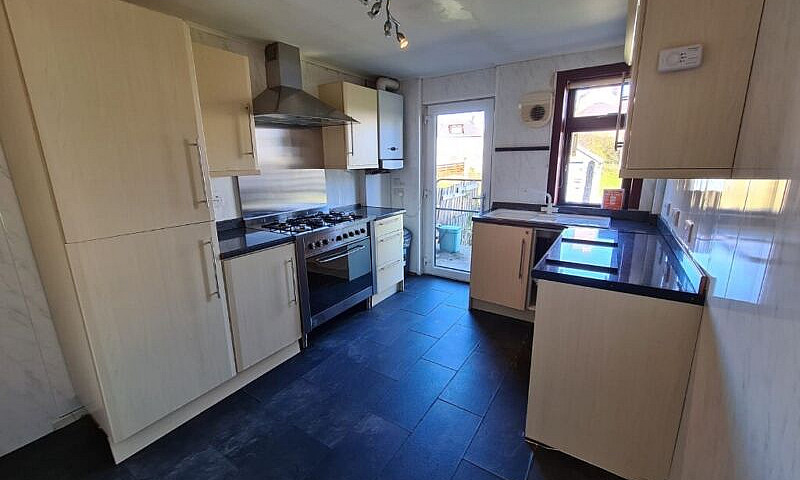 2 Bedroom House In D...