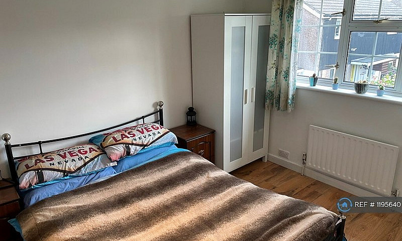 1 Bedroom In Russett...
