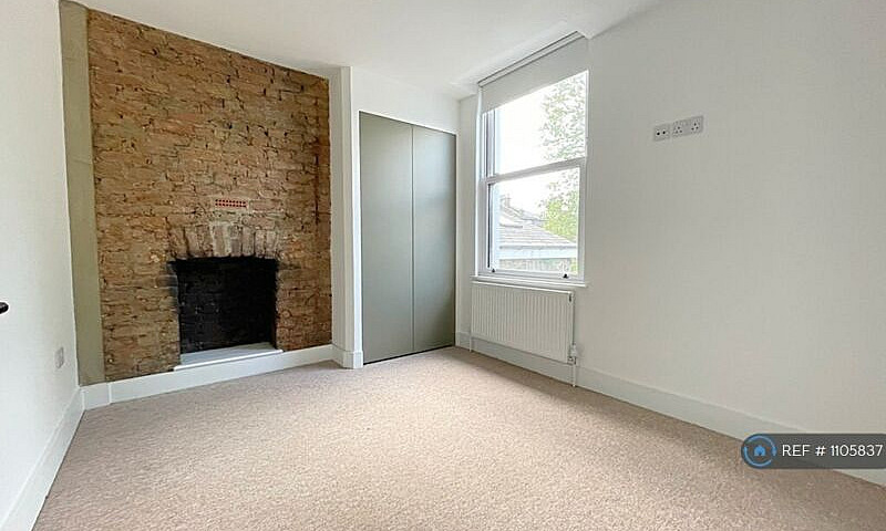 2 Bedroom Flat In La...
