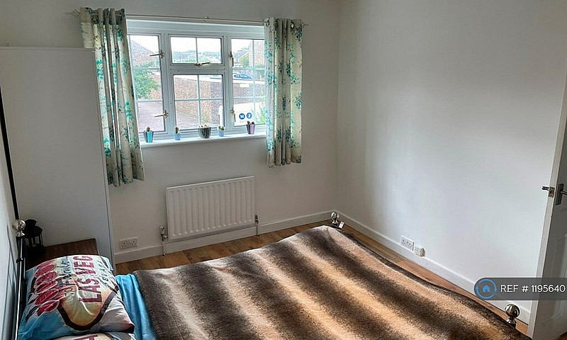 1 Bedroom In Russett...