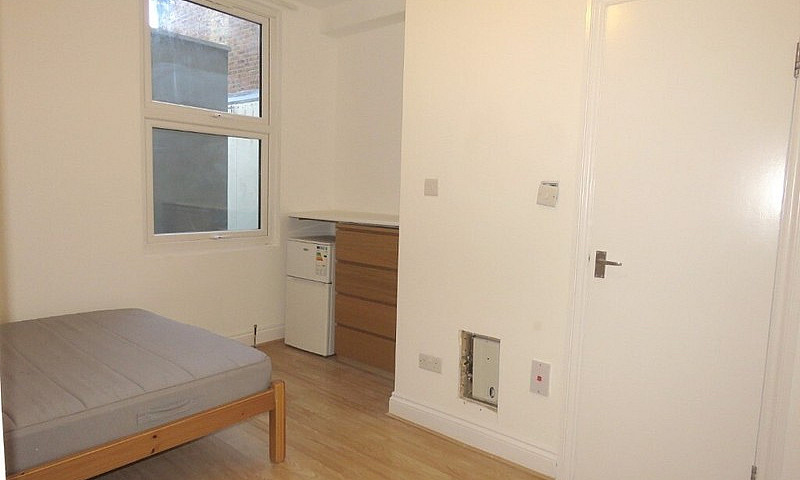 Spacious Double Bedr...