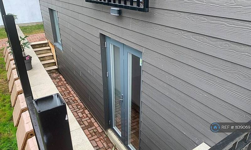 1 Bedroom Flat In Ha...