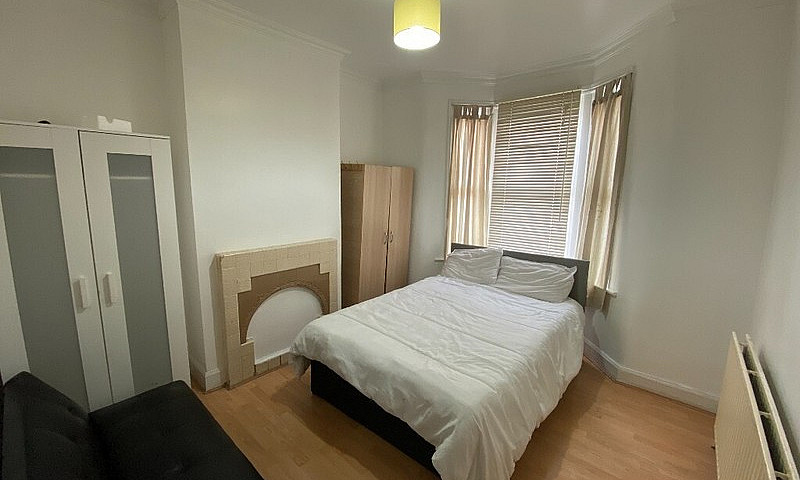 Large 6 Bedroom Fami...