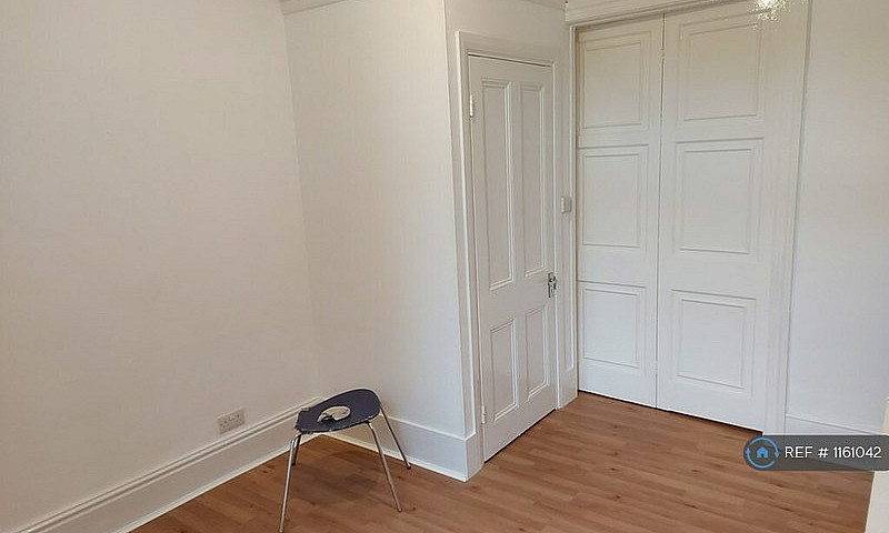 2 Bedroom Flat In Le...