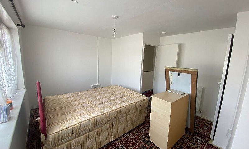 2 Bedroom Flat In Wa...