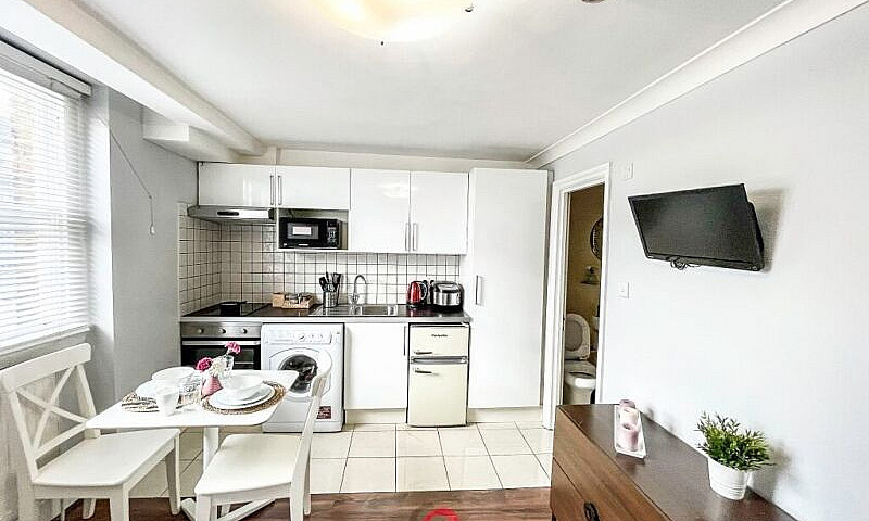 Studio Flat On A Qui...