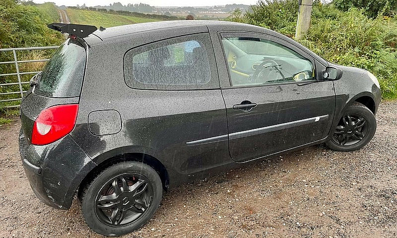 2005 Renault Clio 1....