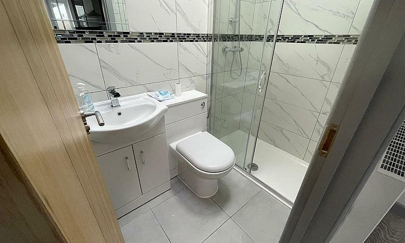 Refurbished 2 Bed Gr...