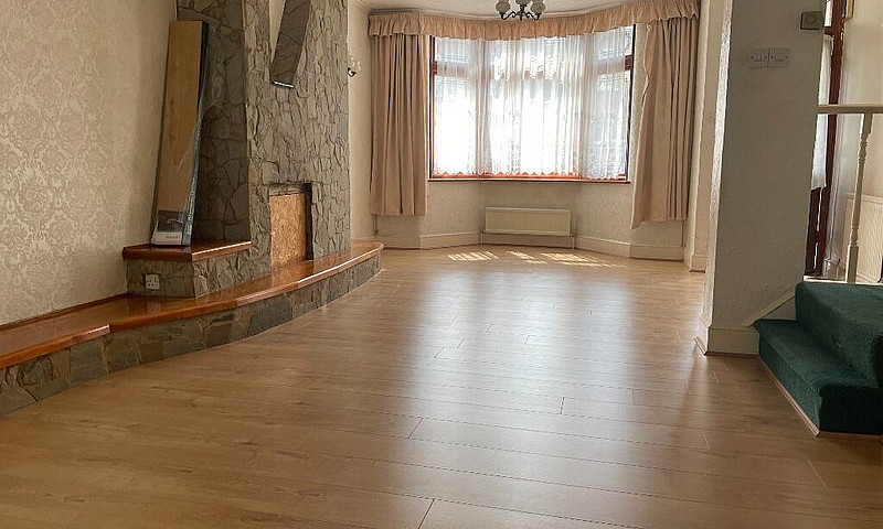 Three Bed House In R...