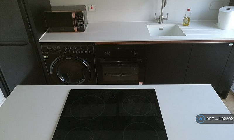 1 Bedroom In Strathm...