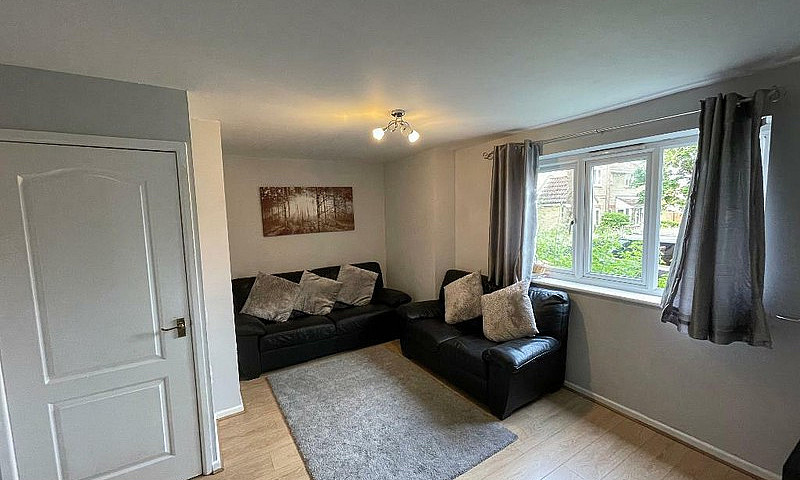 2 Bedroom Flat In Ma...