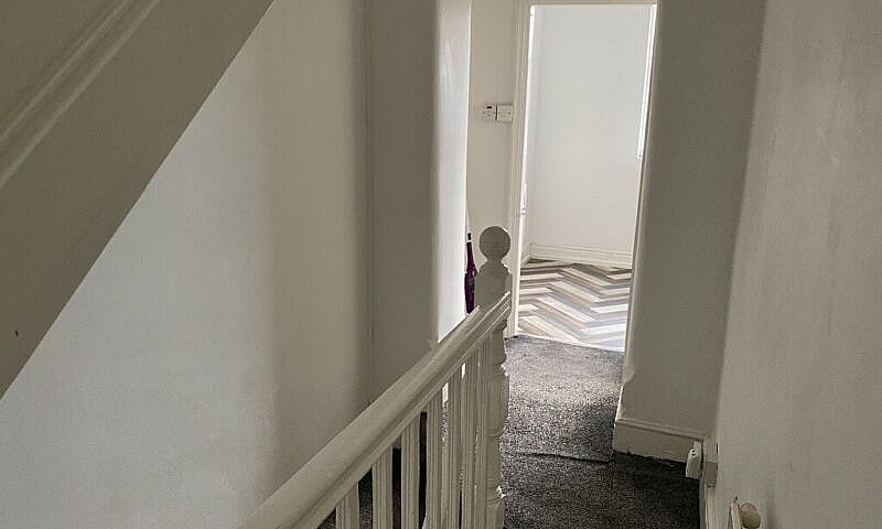 Large 1 Bed Self Con...