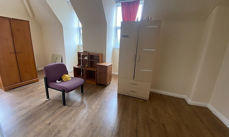 Spacious 2 Bedroom M...
