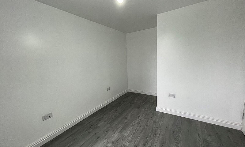 *Six Bedroom Propert...