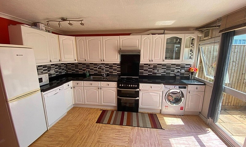 3 Bedhouse/Kitchen W...