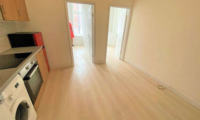 2 Bedrooms Flat On M...