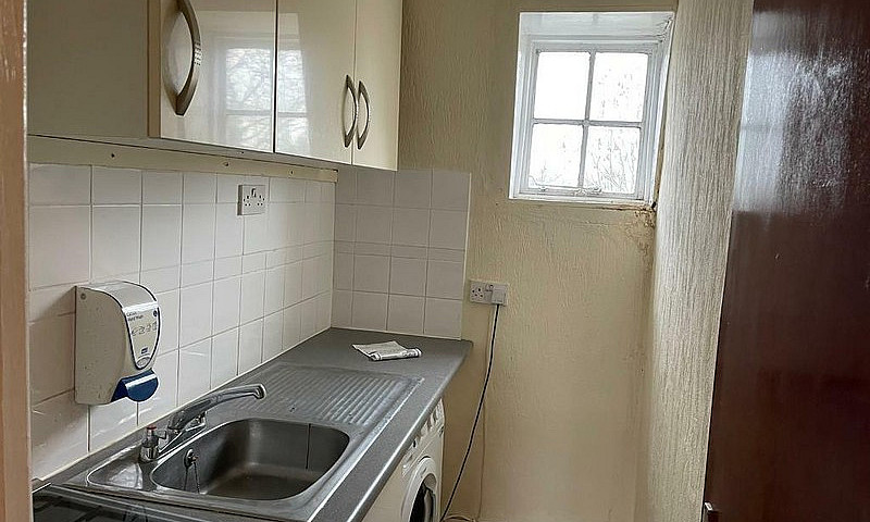 2 Bedrooms Flat Avai...