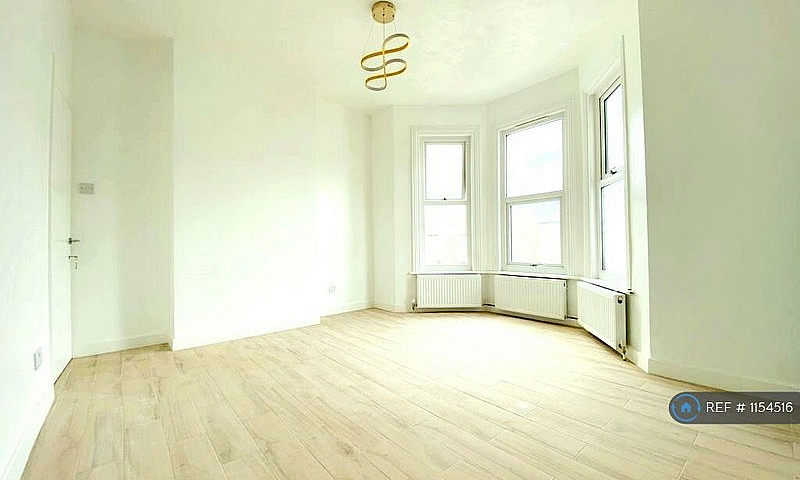 1 Bedroom Flat In De...