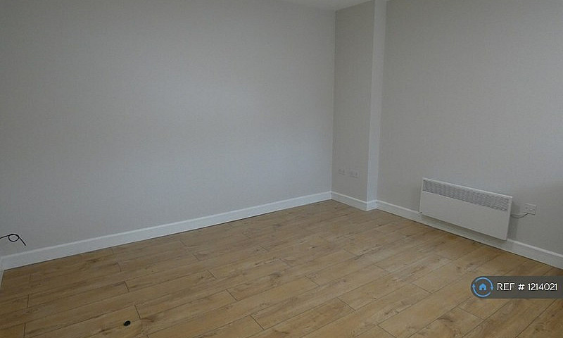 1 Bedroom Flat In Re...