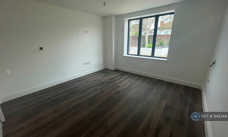 3 Bedroom Flat In Wa...