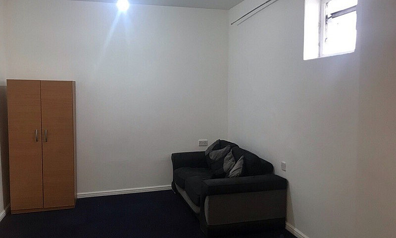 Studio Flat £850 Per...
