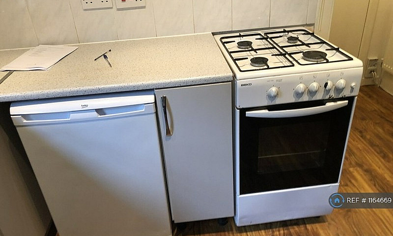 Studio Flat In Leigh...