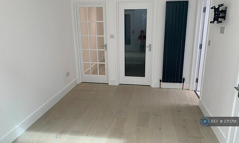 2 Bedroom Flat In Gr...