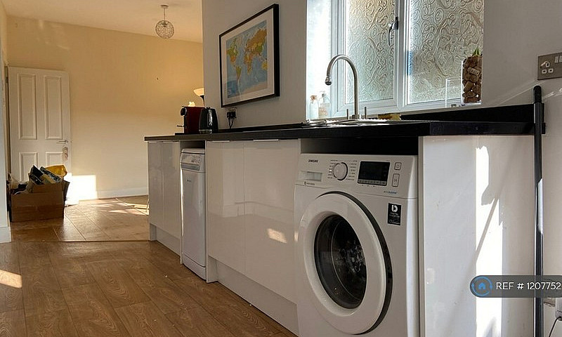 3 Bedroom House In T...
