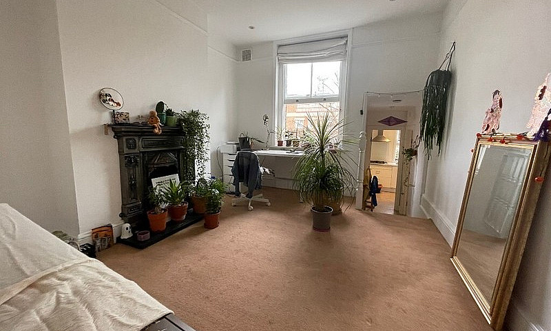 Stunning 2 Bed Flat-...