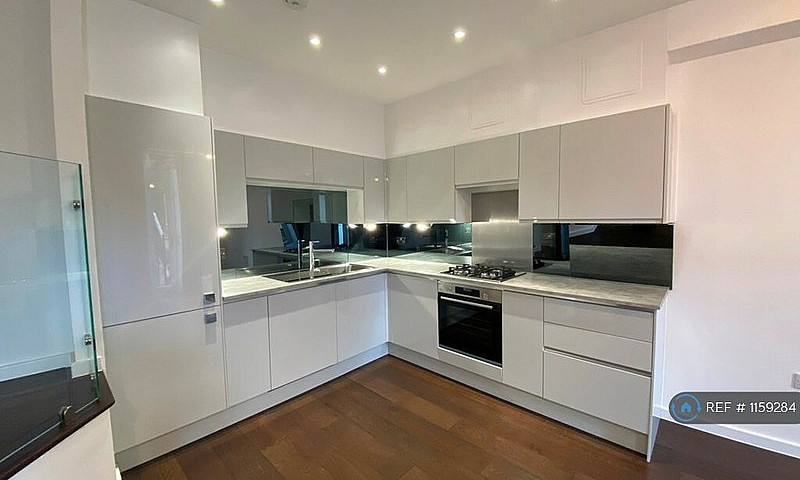 2 Bedroom Flat In Qu...