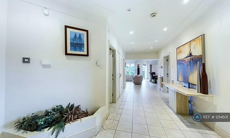 3 Bedroom Flat In Se...