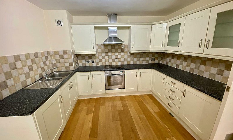 2 Bedroom Flat In Ni...