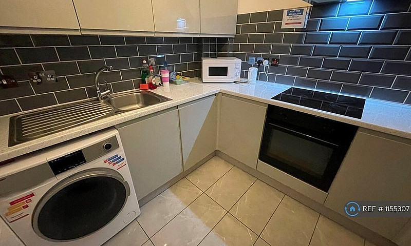 2 Bedroom Flat In Cr...