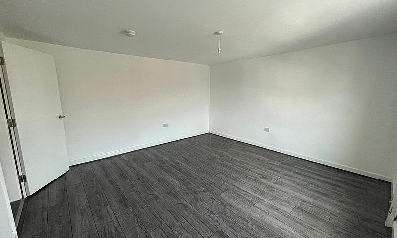 **Flat To Rent**Stra...