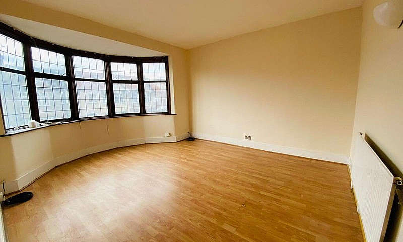 Newly Refurbished Th...