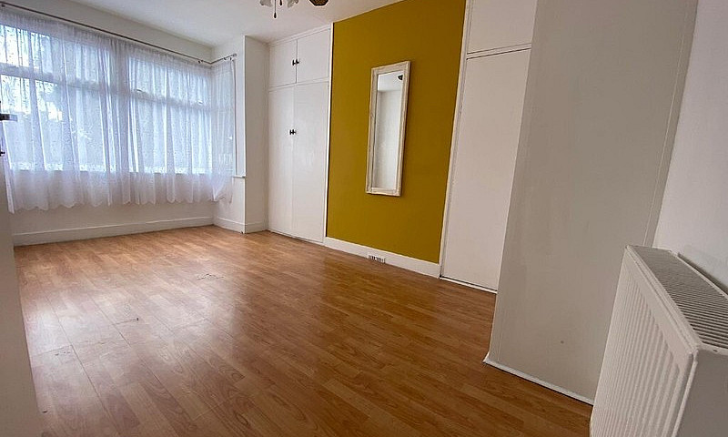 Spacious 5 Bed House...