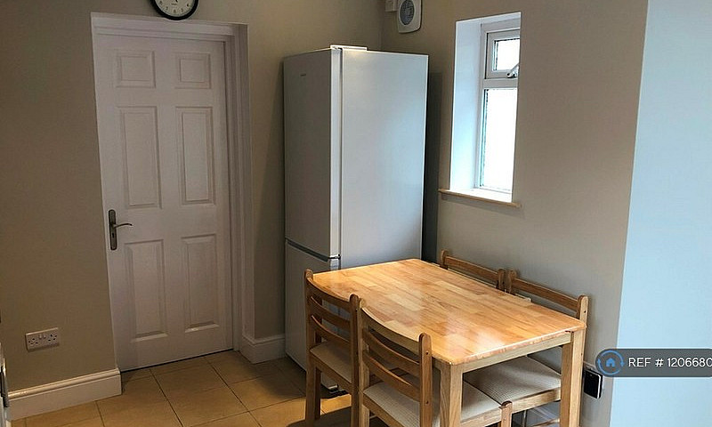 2 Bedroom Flat In Co...