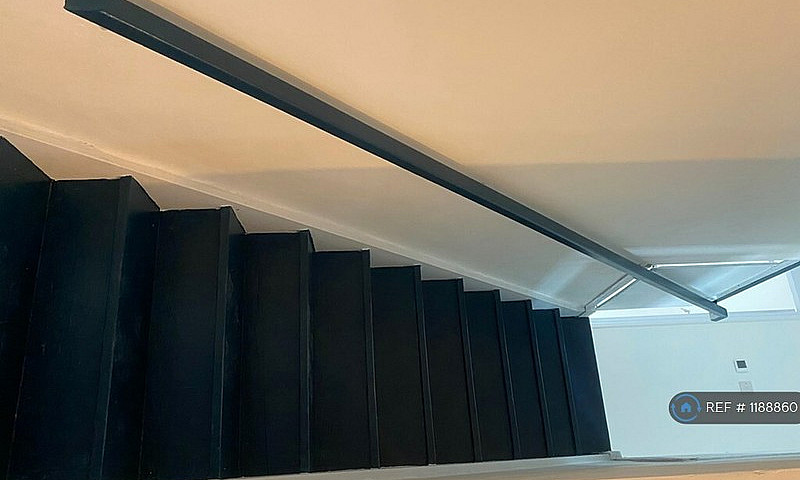 4 Bedroom Flat In He...