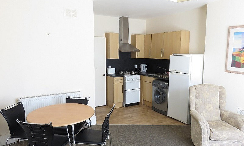 1 Bedroom Flat In Gr...