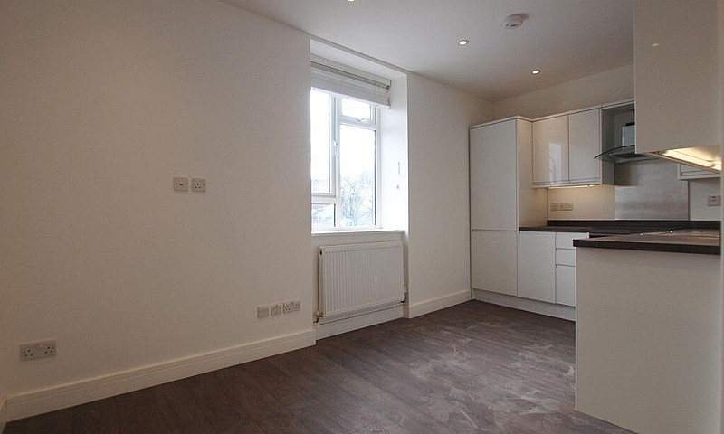 Modern 1 Bed Opposit...