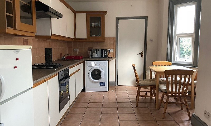 Large 2 Bedroom 1St ...
