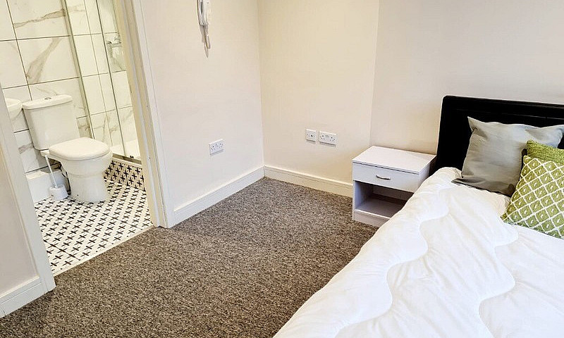 Ensuite Double Room ...