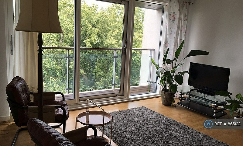 2 Bedroom Flat In Ch...