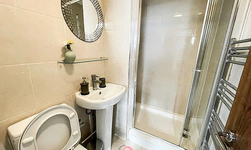 Studio Flat On A Qui...