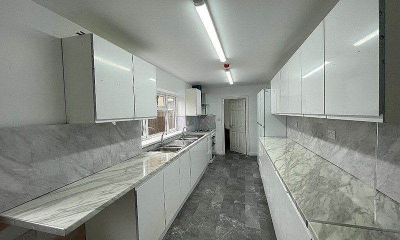 *Six Bedroom Propert...