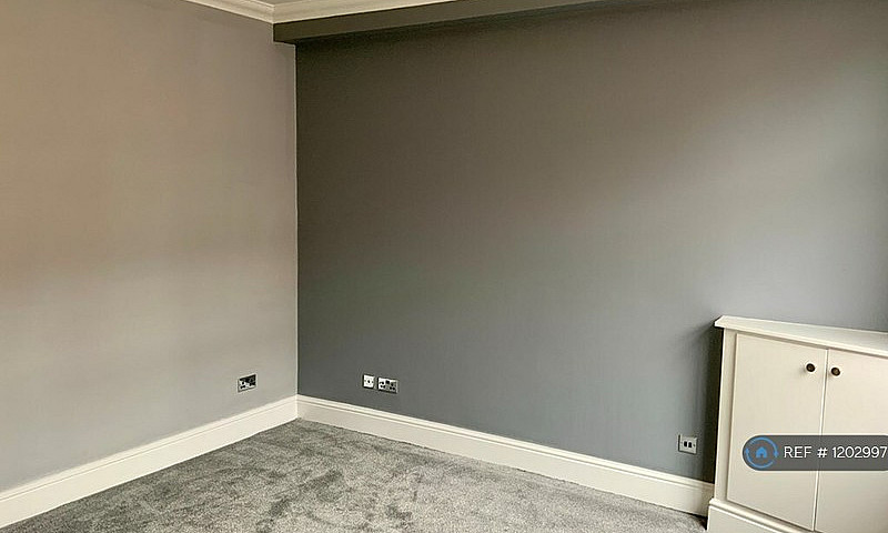 2 Bedroom House In H...