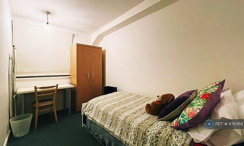 1 Bedroom In Loweswa...