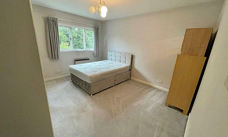 Large 2 Bedroom Flat...